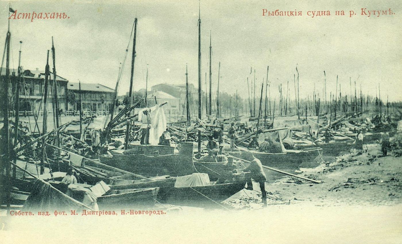 Рыболовные лодки на реке в Астрахани
